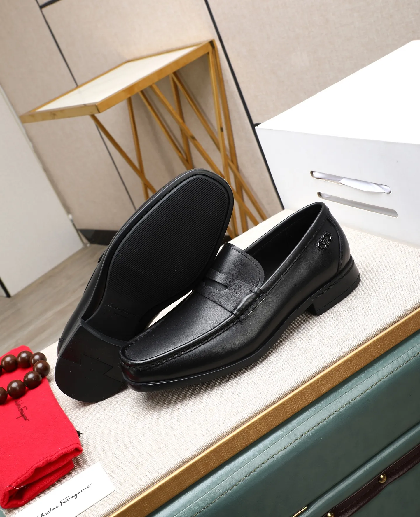 Men's clothing and shoes 💰700📛📛High-end goods! Salvatore Ferragamo is the world's top luxury footwear brand. It comes from Italy, the kingdom of fashion. It is famous all over the world for its traditional handmade design and novel styles... 🚶🏻🚶🏻 Top-quality suit shoes are sold simultaneously at the counter. This style is purely handmade. The fabric is imported Italian calfskin➕soft water-dyed cowhide lining. Specially available with original deep rubber outsole🌀🌀Size: 38➖44